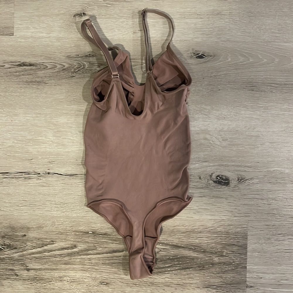 SKIMS SEAMLESS SCULPT THONG BODYSUIT - UMBER - Picture 3 of 4
